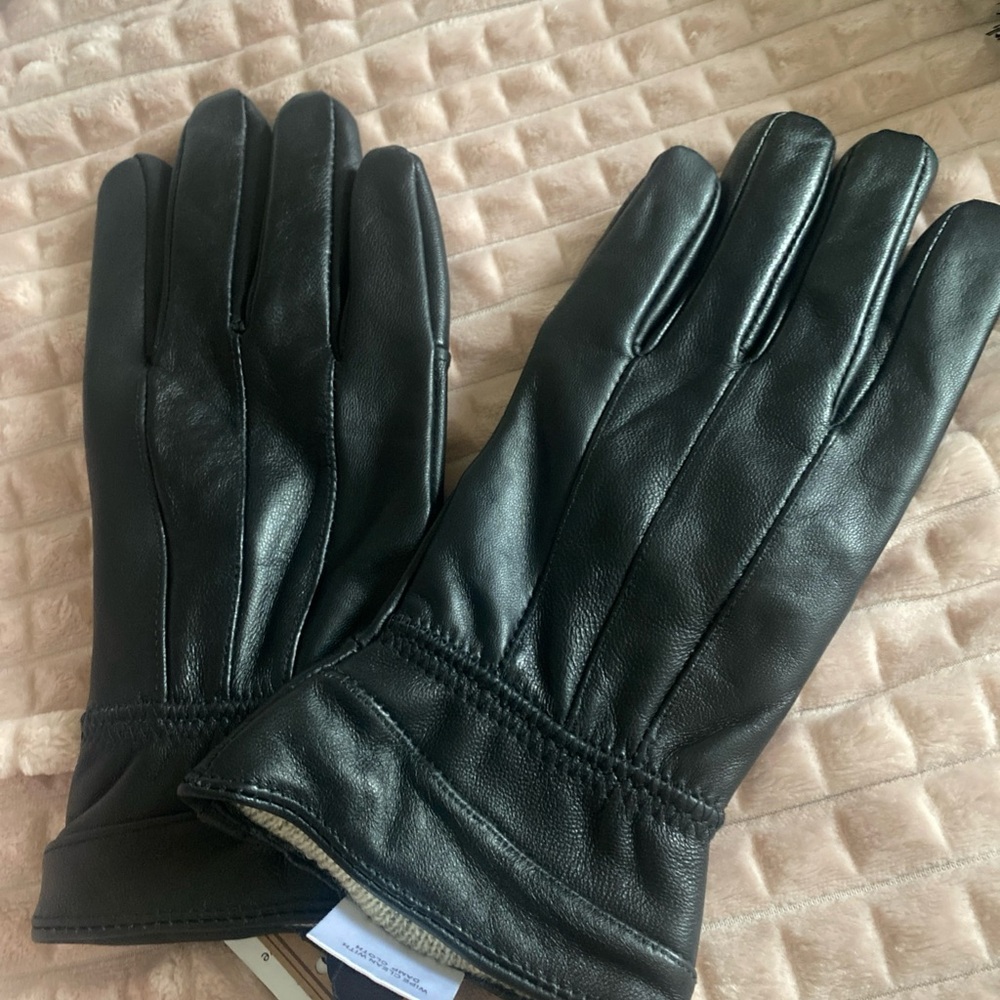 Women's Black Leather gloves.
